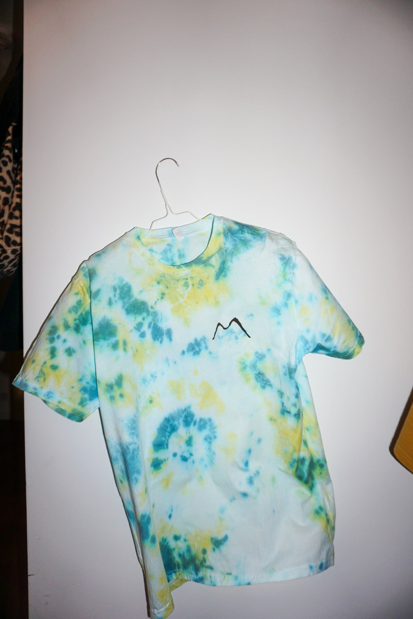 LogoShirt Wünschi – Individuelles Wunschfarben Batik T-Shirt